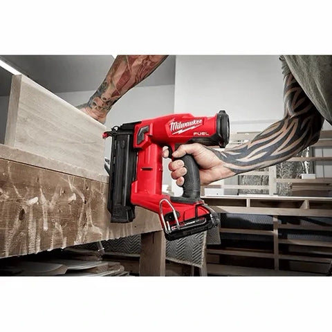 Milwaukee 2746-21CT M18 FUEL™ 18 Gauge Brad Nailer Kit