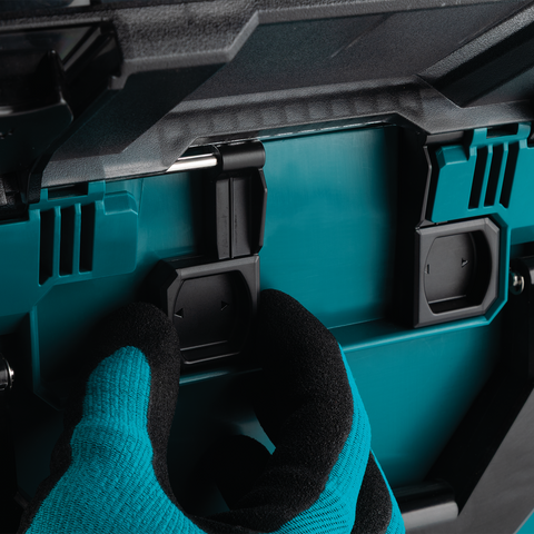 Makita BCC01 Feature Shot (lid pins locking)